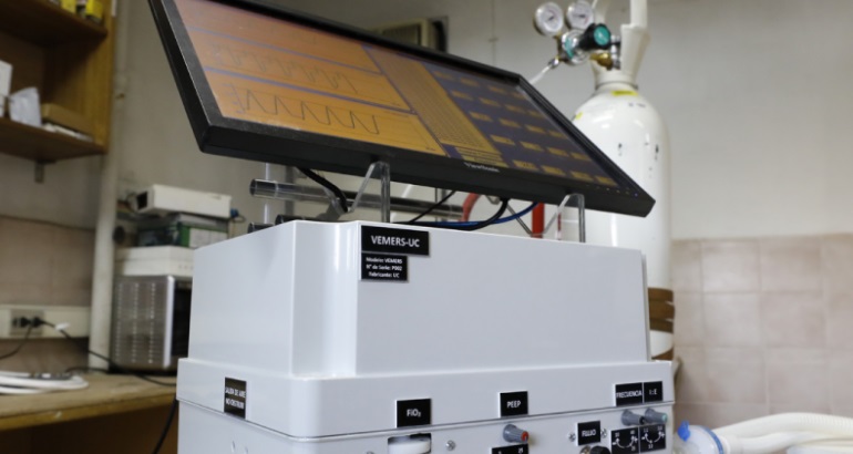 Inician donación de ventiladores mecánicos hechos en la UC para enfrentar peak de casos COVID