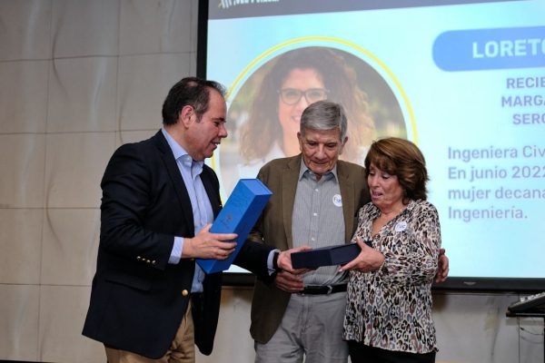 Padres de la decana Loreto Valenzuela reciben el galardón.